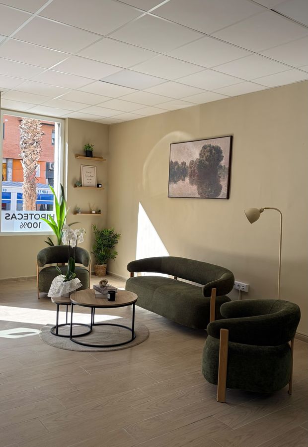 Zona de espera de RP Group con sofás verdes