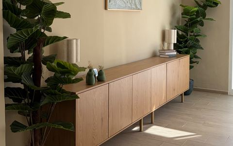 Aparador de madera con plantas en la oficina de RP Group