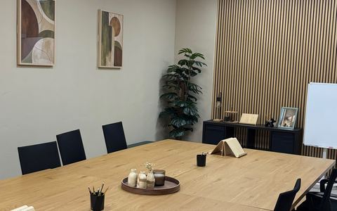 Rincón de la sala de reuniones con pizarra