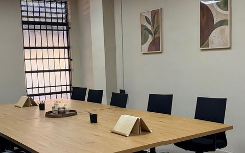 Mesa de la sala de reuniones de RP Group