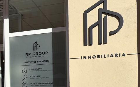 Logotipo de RP Group Inmobiliaria en la fachada